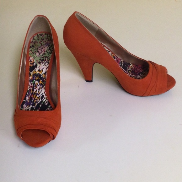 Bright and beautiful high heal - Picture 1 of 3